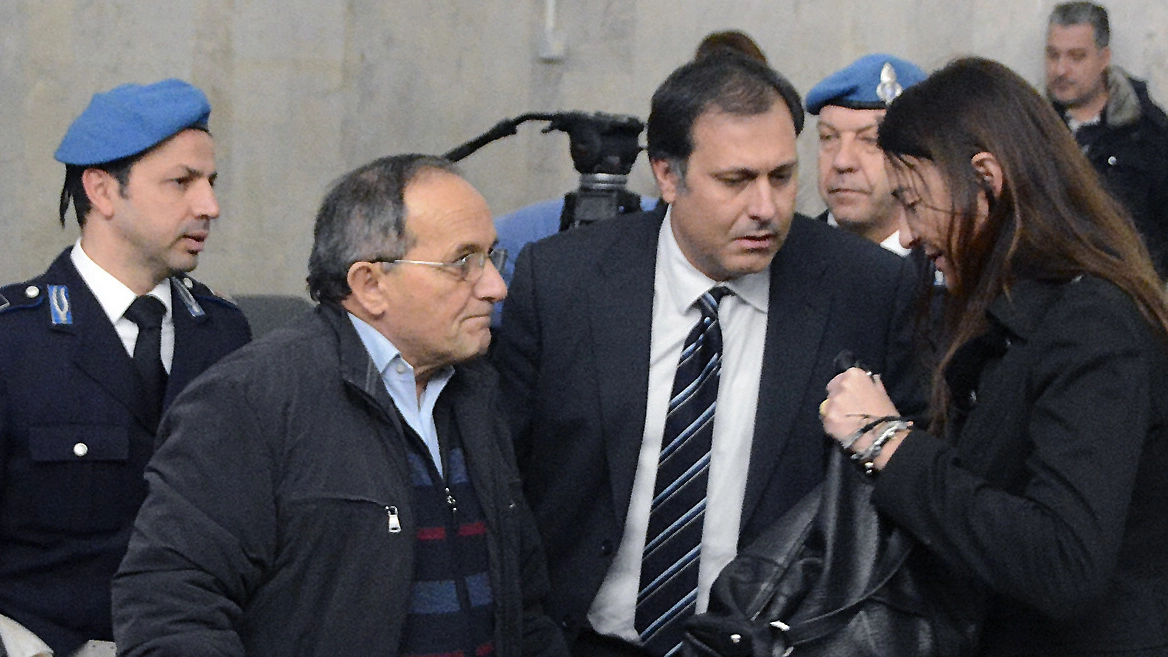 L’imputato dell’omicidio di Francesca Benetti, Antonino Bilella, insieme ai suoi due legali Lottini e Carnicelli
