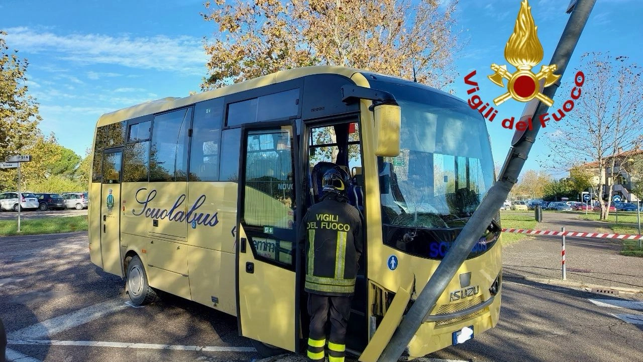 Scuolabus contro un palo, bimbi contusi Scuolabus contro un palo, bimbi contusi