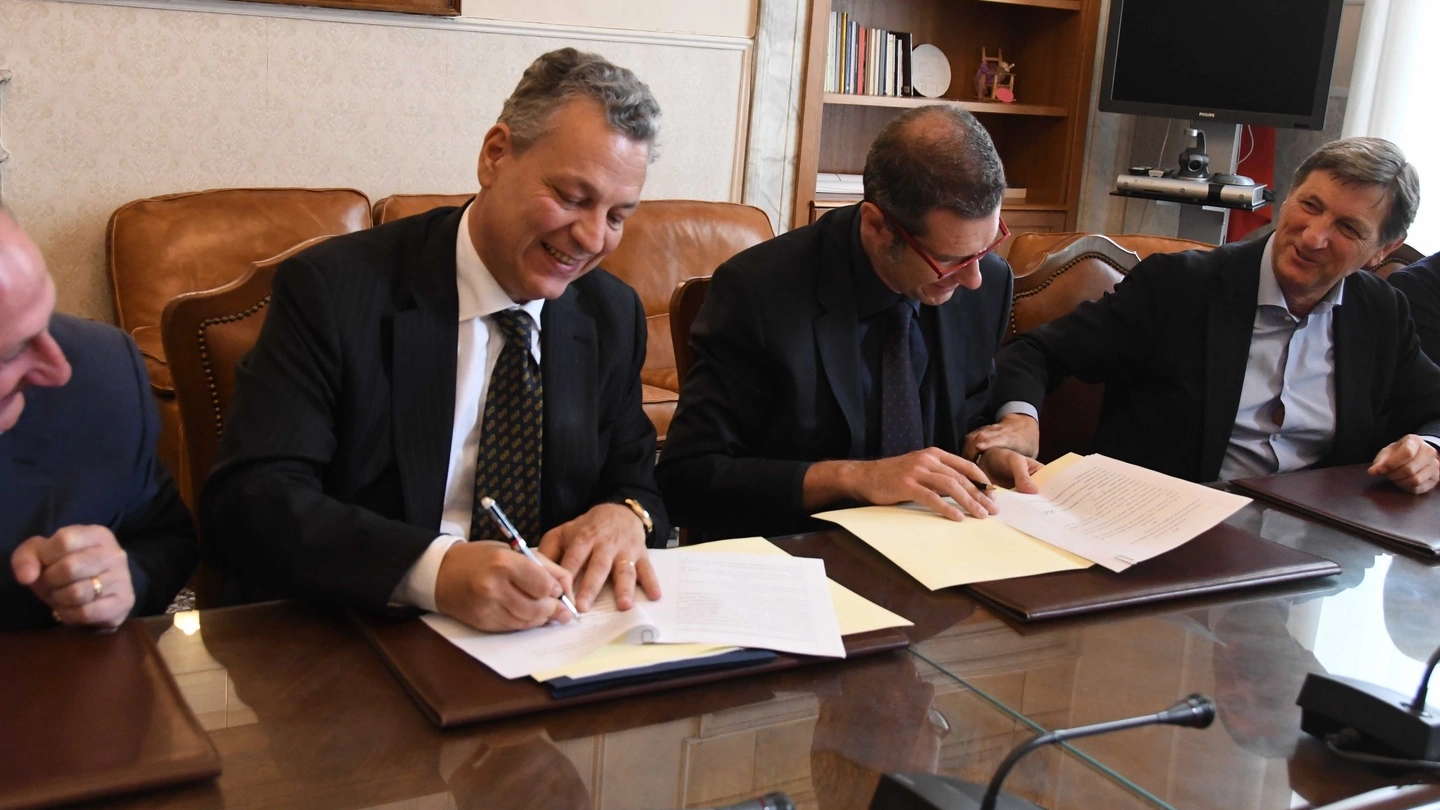  Da sinistra: il prefetto Enrico Ricci e i sindaci Alessandro Volpi e Angelo Zubbani