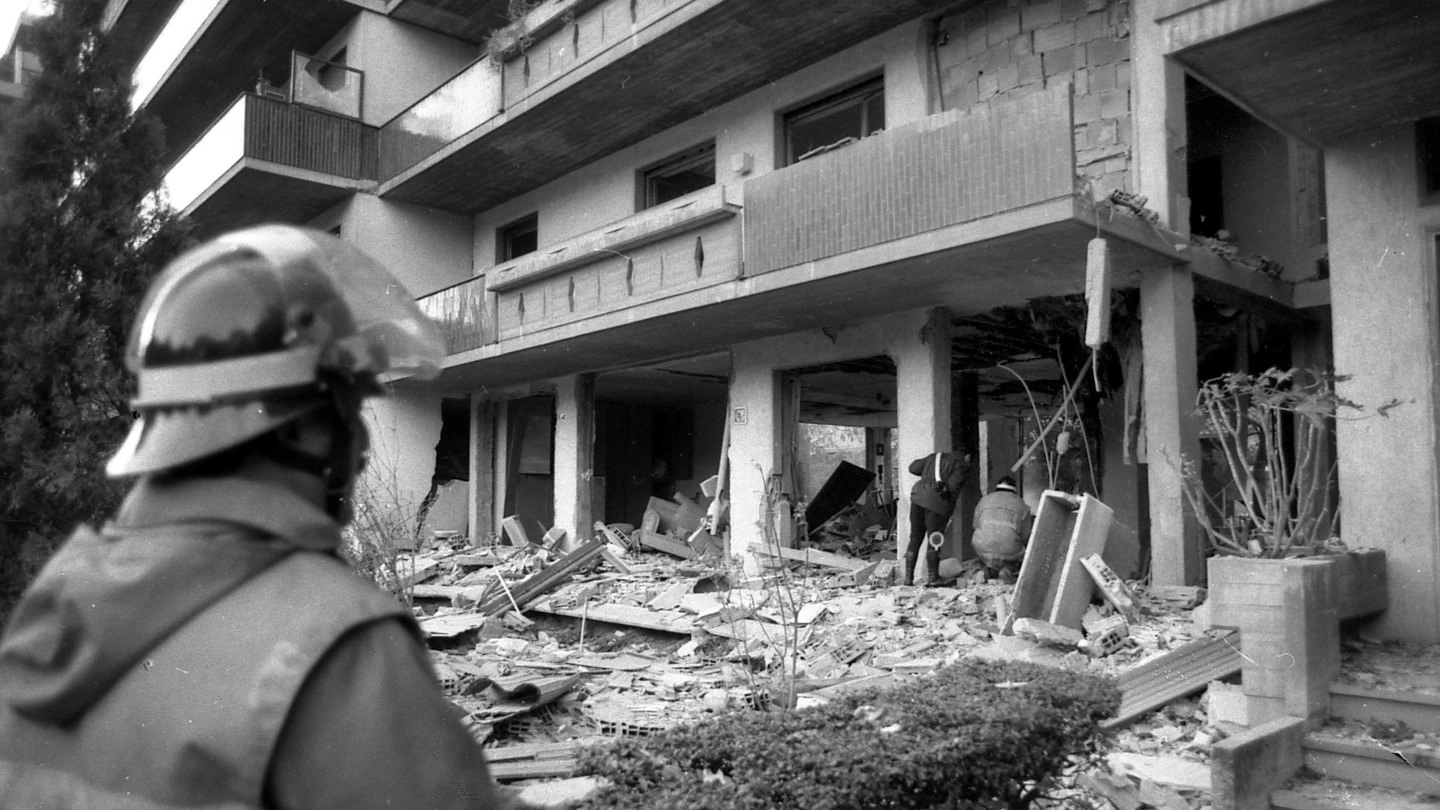 L’esplosione in via Toscanini: era l’alba del 5 novembre 1987 (Archivio storico New Press Photo)