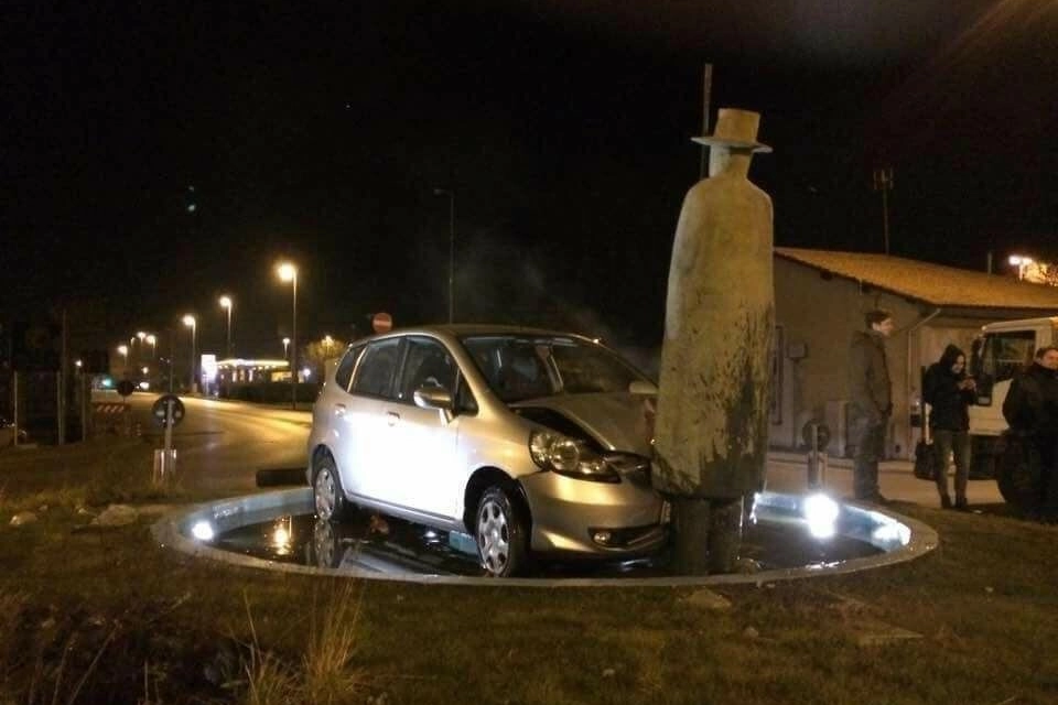 La statua di nuovo abbattuta