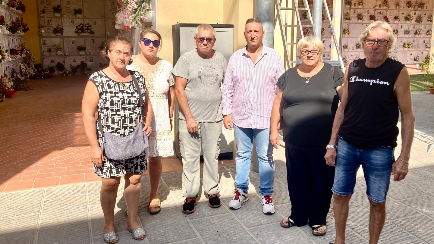 Alcuni residenti e il consigliere Gianluca Tuzza di Insieme Cambiamo Ponsacco Alcuni residenti e il consigliere Gianluca Tuzza di Insieme Cambiamo Ponsacco