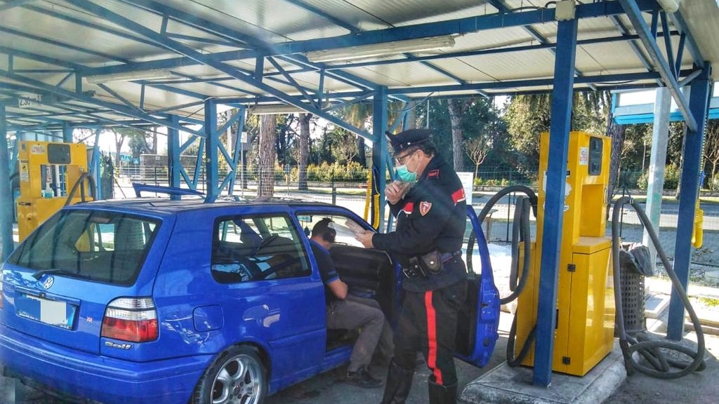 L'automobilista sanzionato dai carabinieri nel lavaggio self service