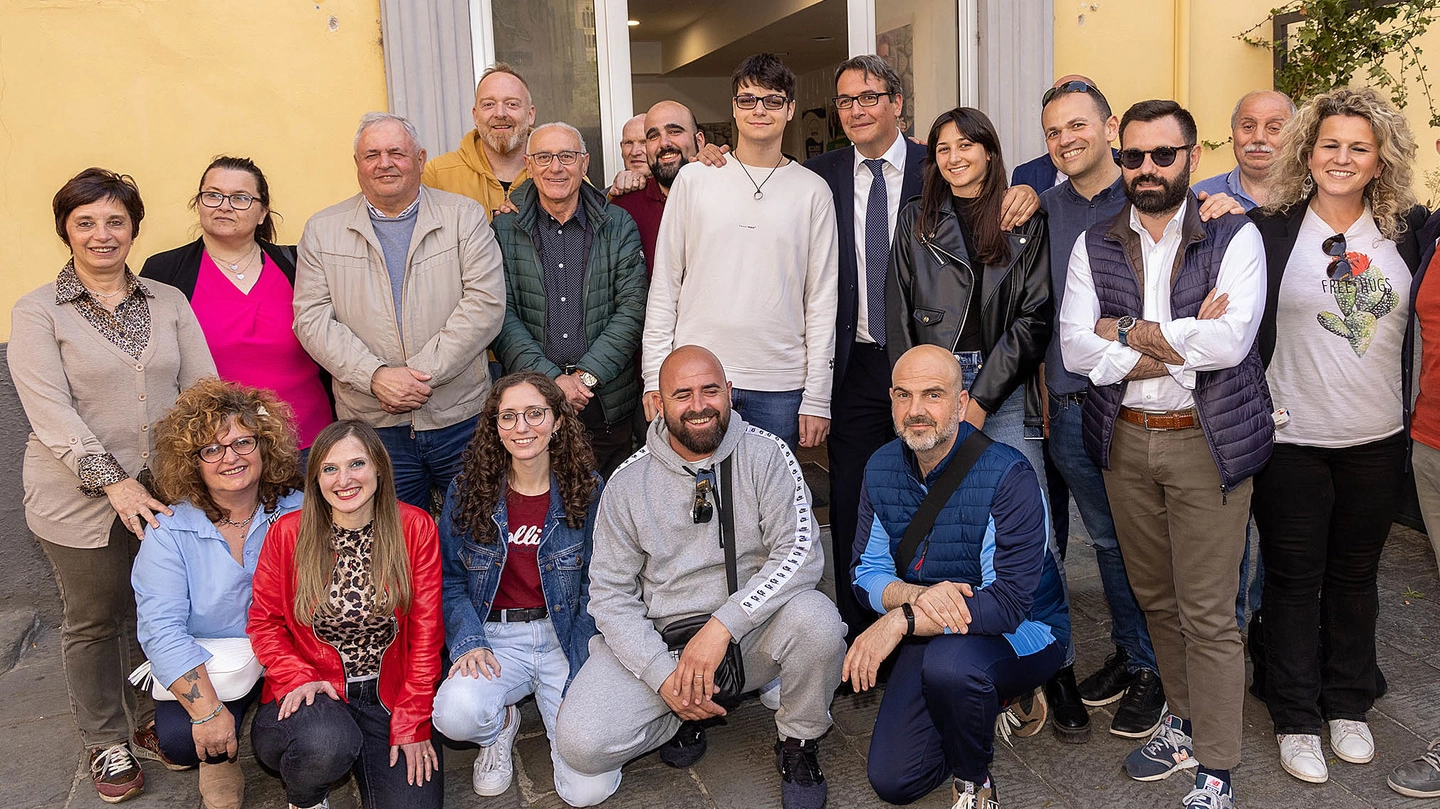 Riccardo Franchi e la sua squadra davanti alla sede elettorale