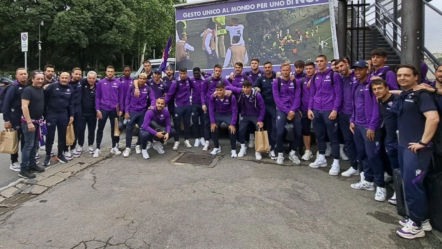I giocatori della Fiorentina di fronte alla maxi-vela di ringraziamento per il medico che pochi giorni fa ha salvato un tifoso