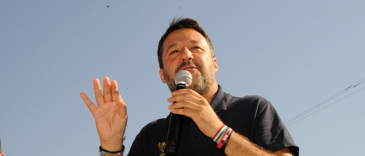 Salvini, il comizio a Viareggio. E Veronesi lo contesta