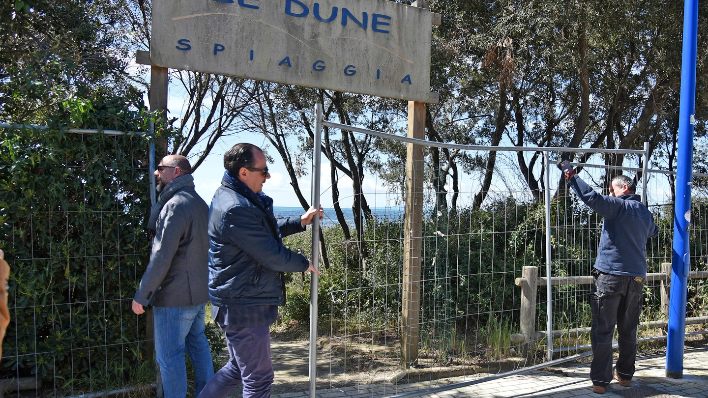 Il sindaco Benini toglie materialmente la recinzione che ostruiva il passaggio Il sindaco Benini toglie materialmente la recinzione che ostruiva il passaggio