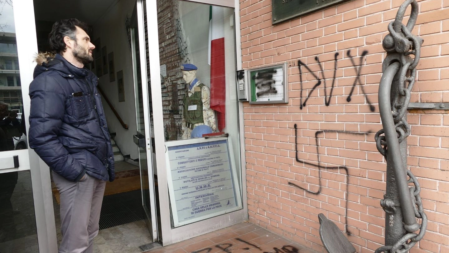 Svastica nazista all'ingresso della sede Anpi (foto Attalmi)