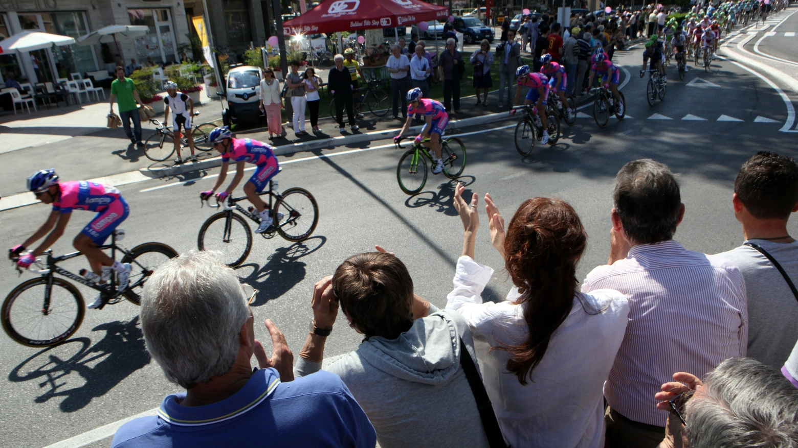 Un passaggio del Giro d'Italia (foto Ravaglia)