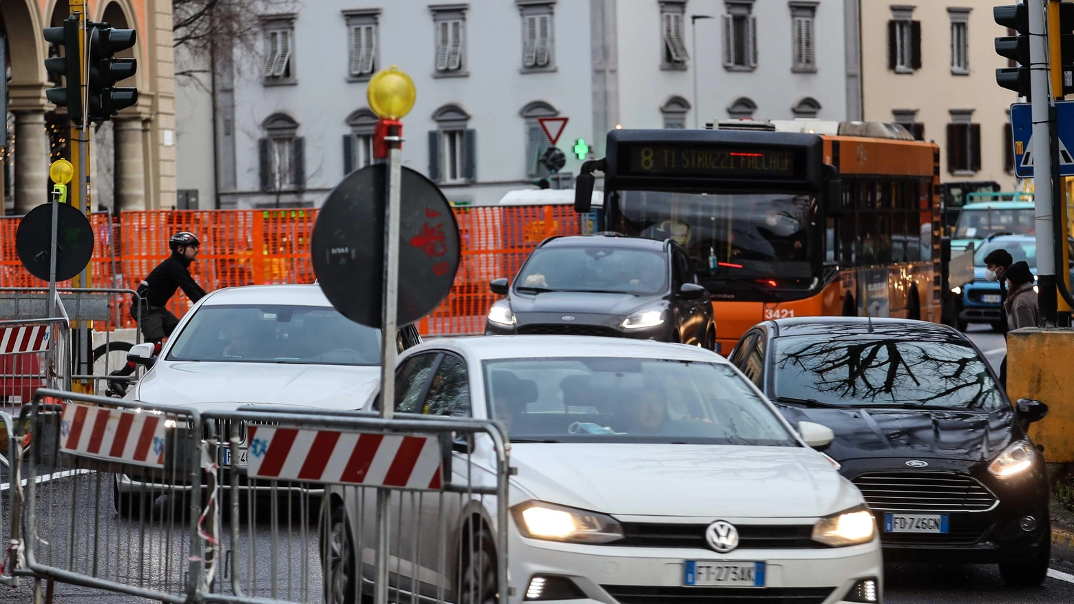 Giornate difficili per il traffico in piazza Libertà (New Press Photo)
