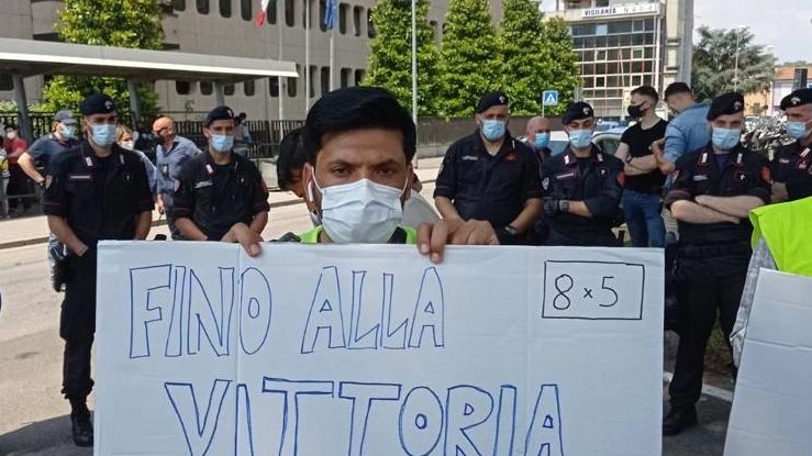 Un momento della protesta per lo sfruttamento dei lavoratori extracomunitari a Prato