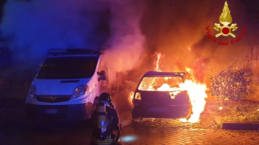 Incendio di un'auto a Prato