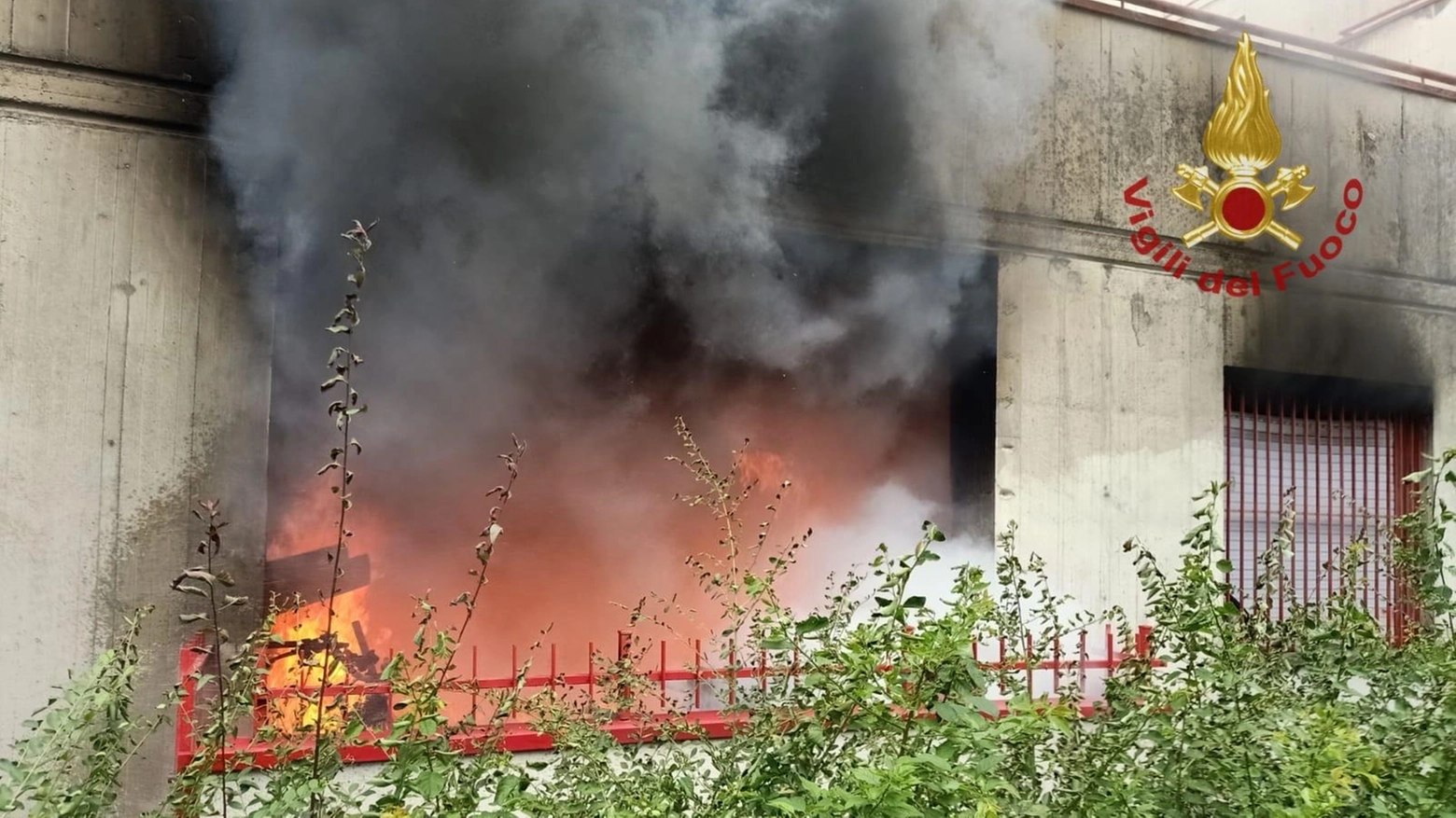 Le fiamme che hanno distrutto l'appartamento Le fiamme che hanno distrutto l'appartamento