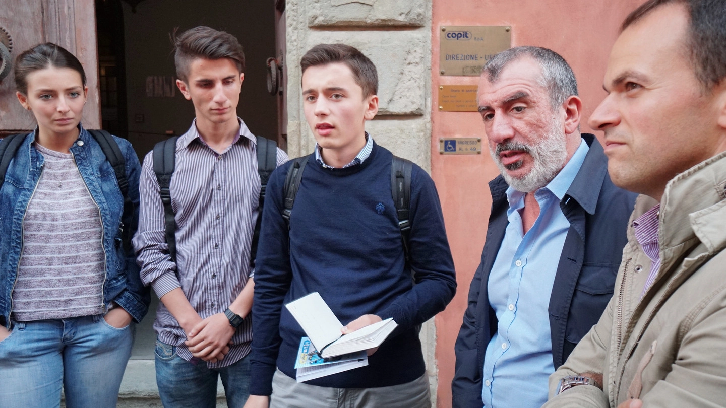 Studenti insieme al presidente Copit, Antonio Di Zanni, e al consigliere regionale Marco Niccolai (foto d’archivio)