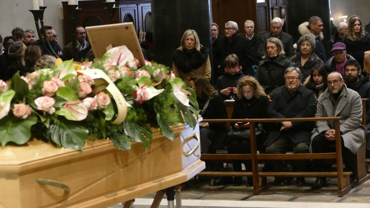 Un momento dei funerali (Foto Attalmi)