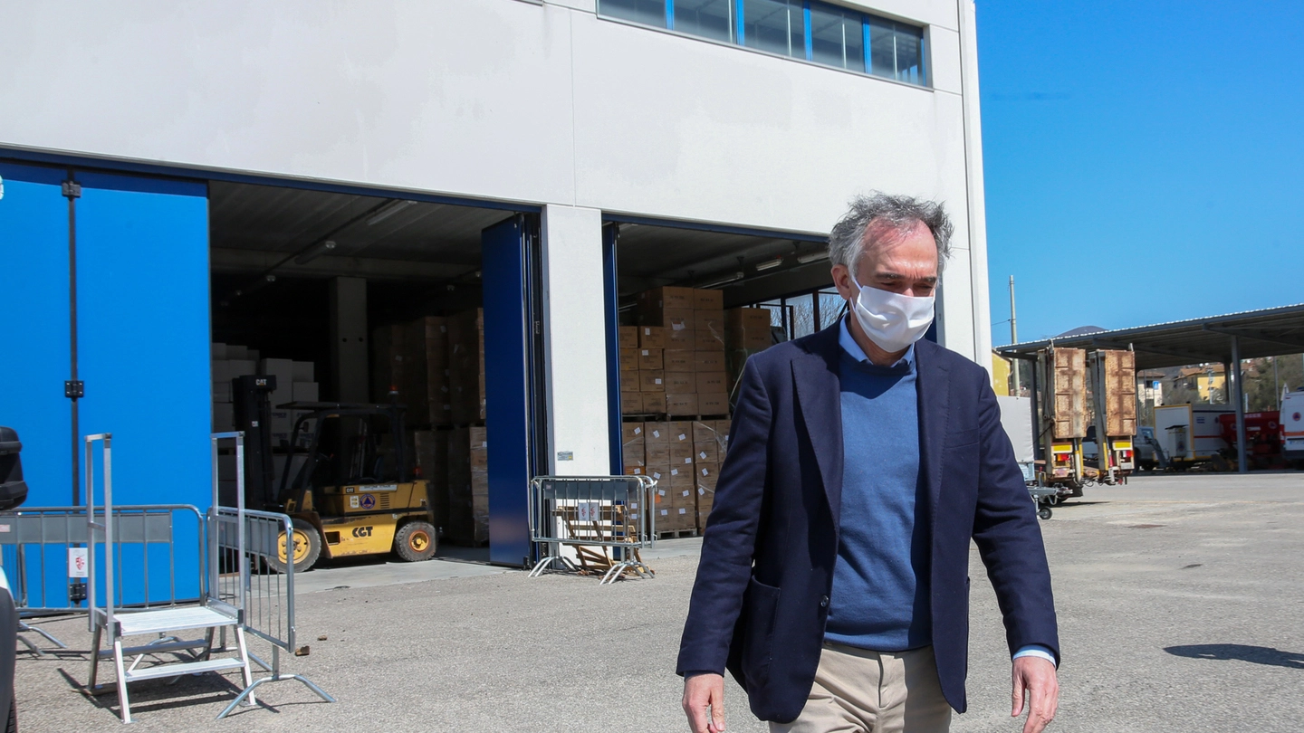 Mascherine: il presidente della Toscana al magazzino regionale della protezione civile
