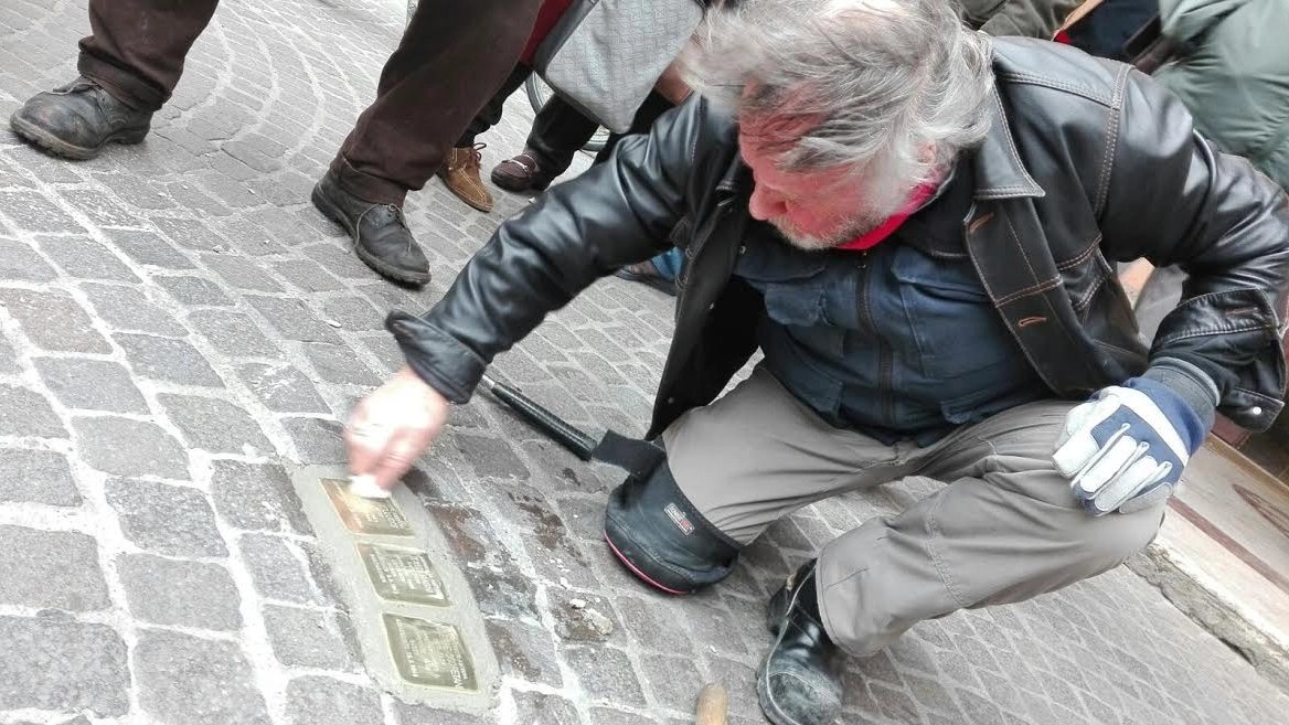 L'artista Gunter Demnig in piazza Duomo a Grosseto