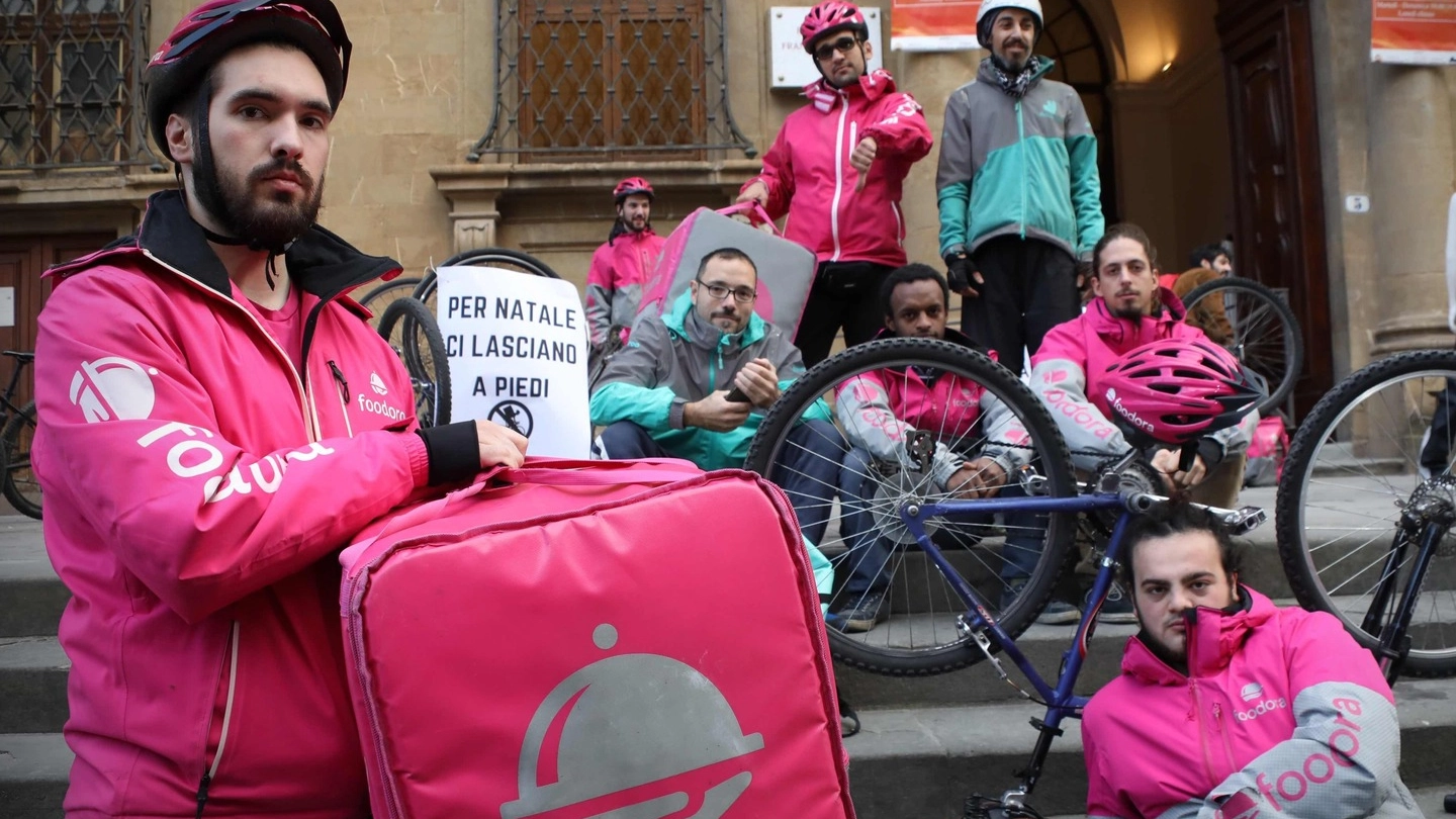 Un flash mob dei ciclofattorini di Firenze: «Più tutele e più diritti con una legge ad hoc», questa la richiesta