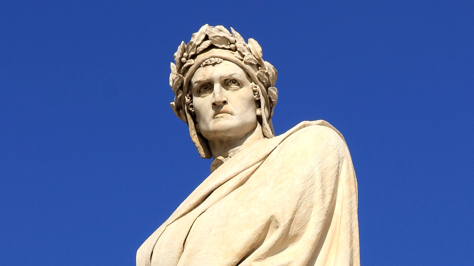 La statua di Dante Alighieri in piazza Santa Croce 