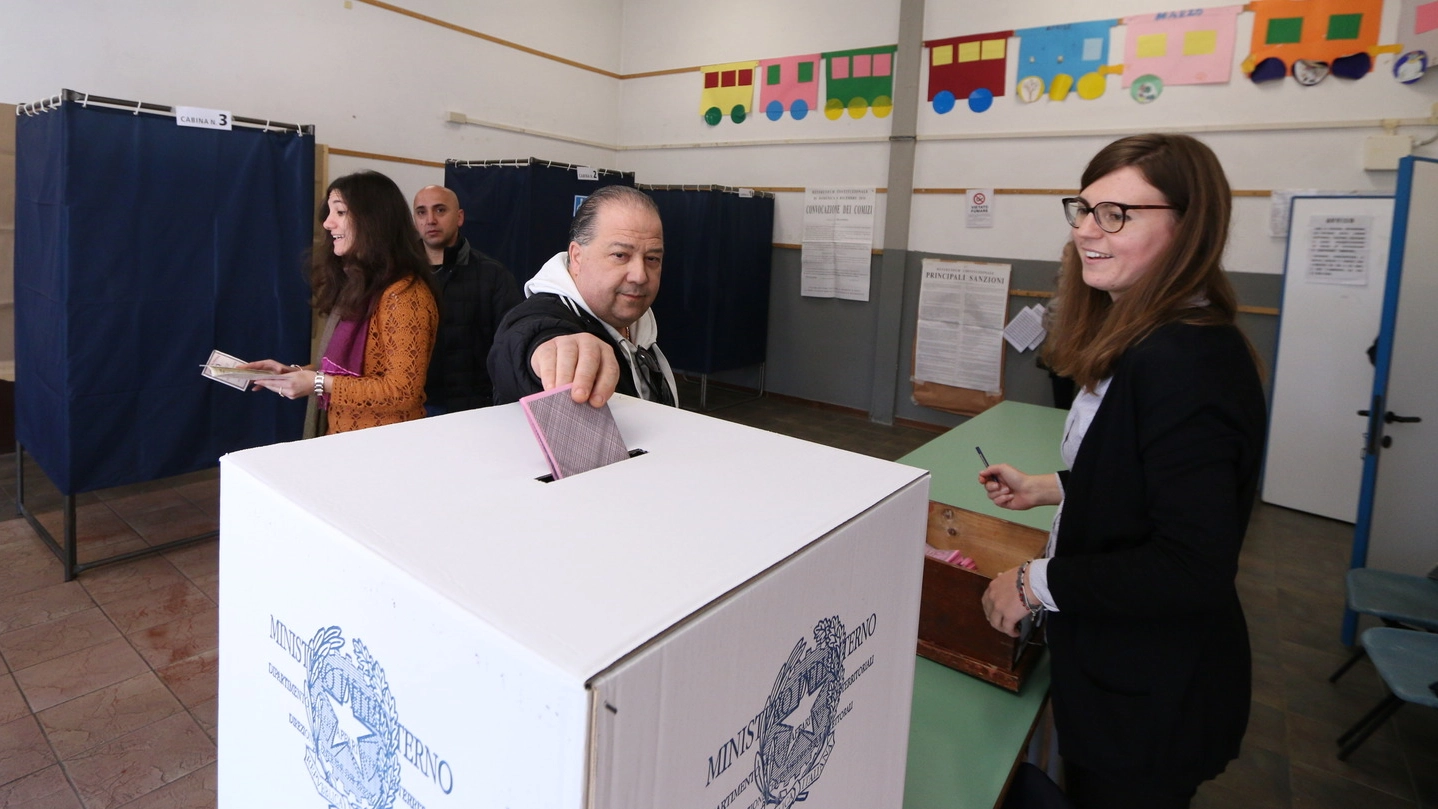 Un elettore al seggio elettorale (foto di Valtriani)