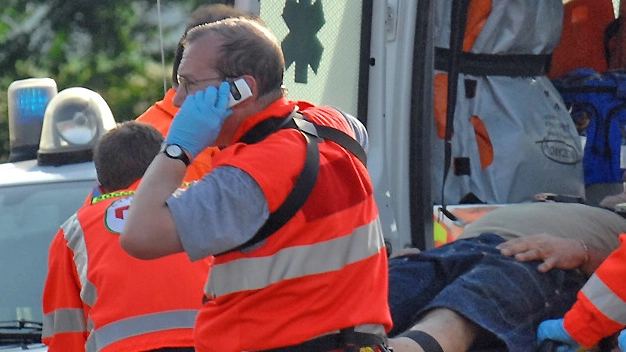 Il marocchino è stato soccorso da un’ambulanza