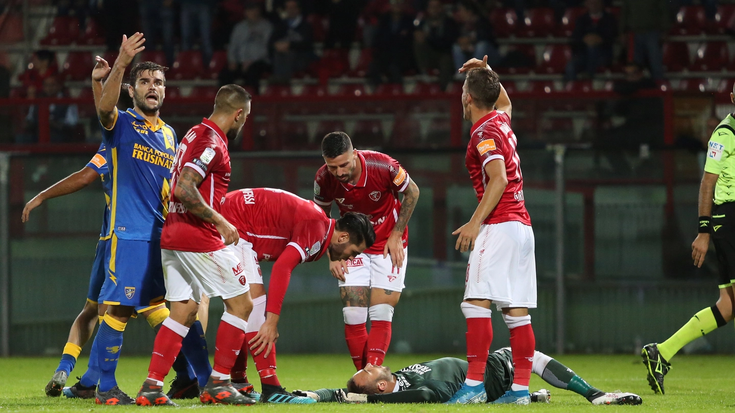 Il portiere del Frosinone sviene in campo durante la partita con il Perugia 