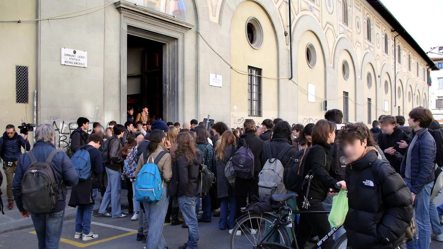 Studenti fuori dal liceo Michelangiolo di via della Colonna