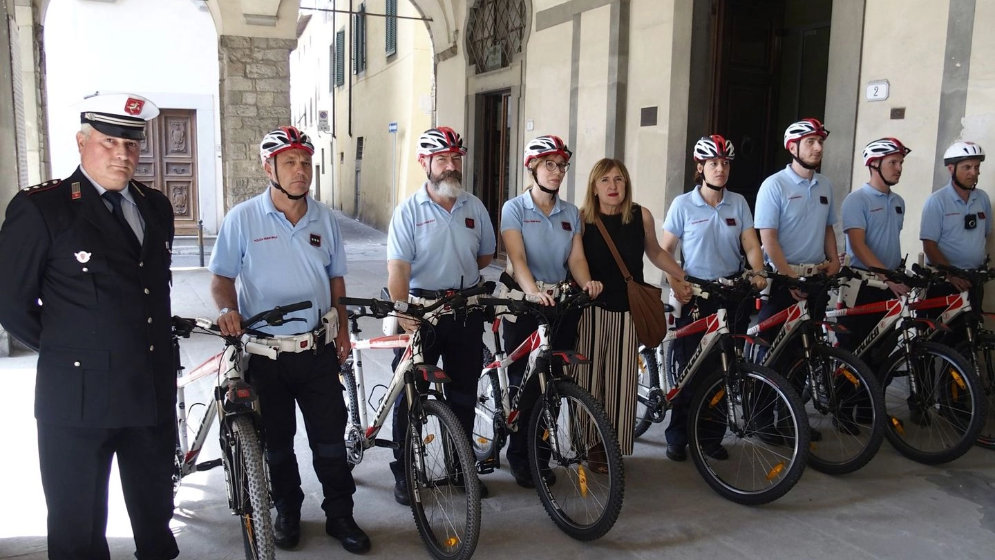 La polizia municipale e gli agenti in bici (foto Attalmi)