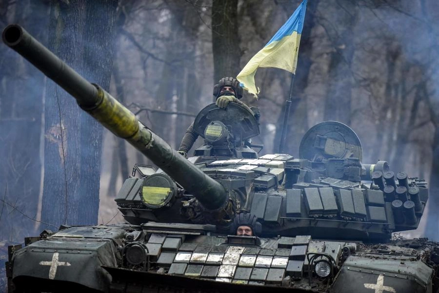 Un tank T-72 ucraino nella regione del Donetsk (Ansa)