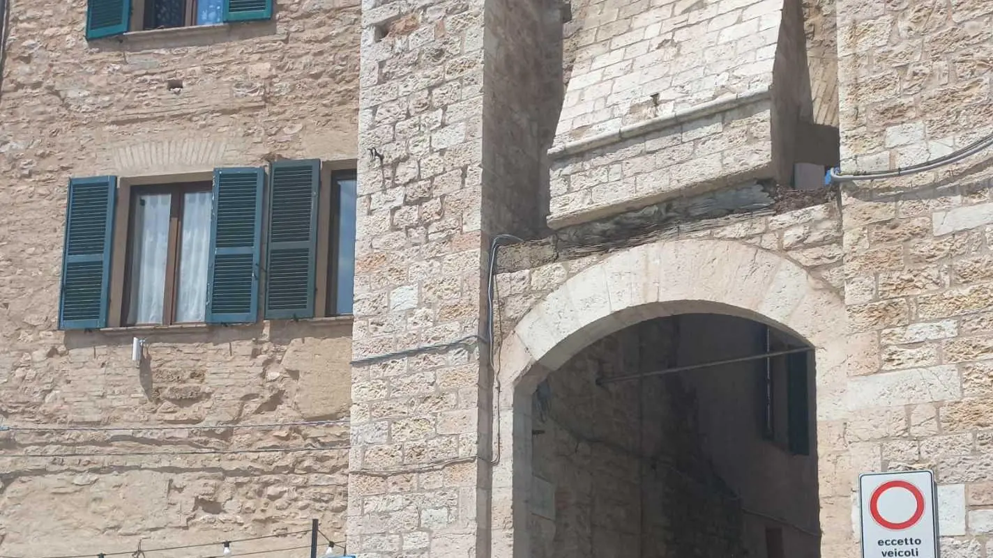 Rifiuti, via col ’porta a porta’ La differenziata arriva al Castello di Sant’Eraclio Rifiuti, via col ’porta a porta’ La differenziata arriva al Castello di Sant’Eraclio