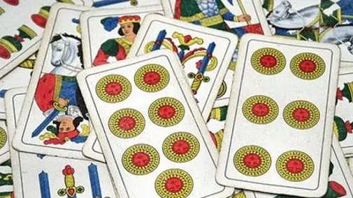 Il tressette finisce con le botte Cinquantenne condannato Sei mesi e 5mila euro di multa Il tressette finisce con le botte Cinquantenne condannato Sei mesi e 5mila euro di multa
