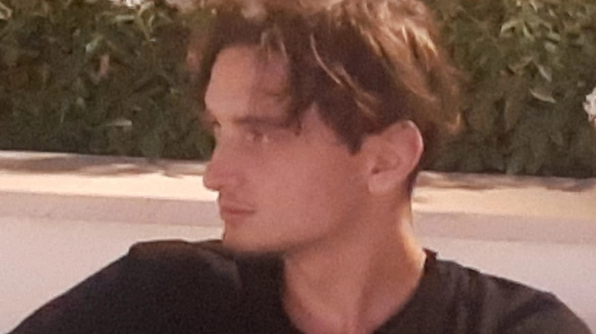 Pietro Diani, 22 anni. Ha trovato 500 euro in un portafoglio ed ha subito rintracciato il proprietario Pietro Diani, 22 anni. Ha trovato 500 euro in un portafoglio ed ha subito rintracciato il proprietario