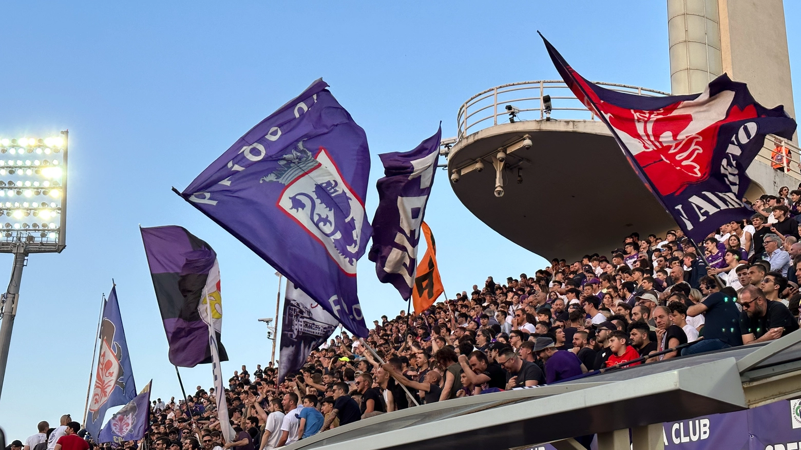 Tifosi della Fiorentina salutano la squadra nell'allenamento a porte aperte