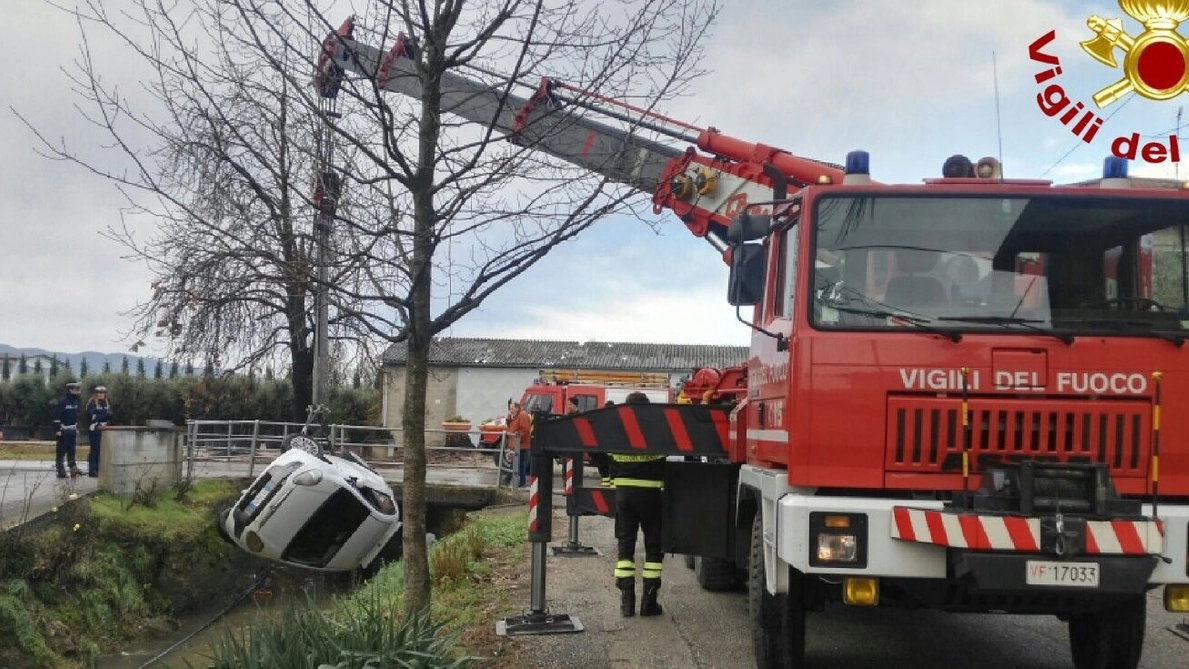 I vigili del fuoco di Pistoia sono intervenuti ieri mattina in via di Chiazzano per recuperare l’auto finita nel fosso