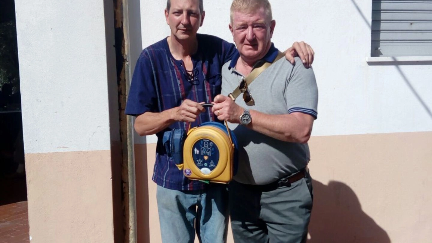 Il presidente del Comitato di quartiere de I Passi, Michele Fabozzi (a sinistra) e il dottor Maurizio Cecchini col defibrillatore