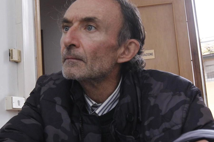 Massimo Fratalocchi mostra le carte che attestano l’infermità del figlio