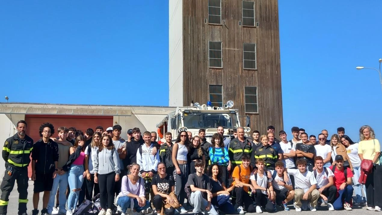 Fossombroni, studenti in visita alla caserma  dei Vigili del fuoco
