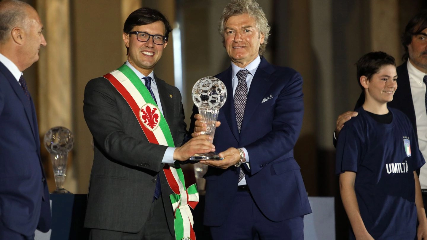 Antognoni con il sindaco Nardella e il trofeo consegnato durante la cerimonia