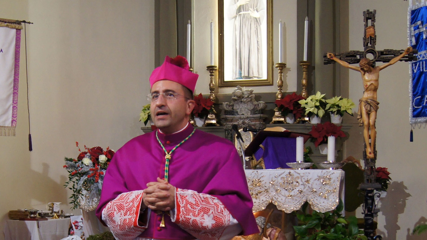 Il vescovo di San Miniato, monsignor Andrea Migliavacca nella chiesa di Villa Campanile