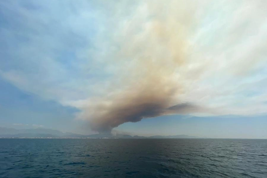 La foto scattata da uno yacht a largo della Versilia