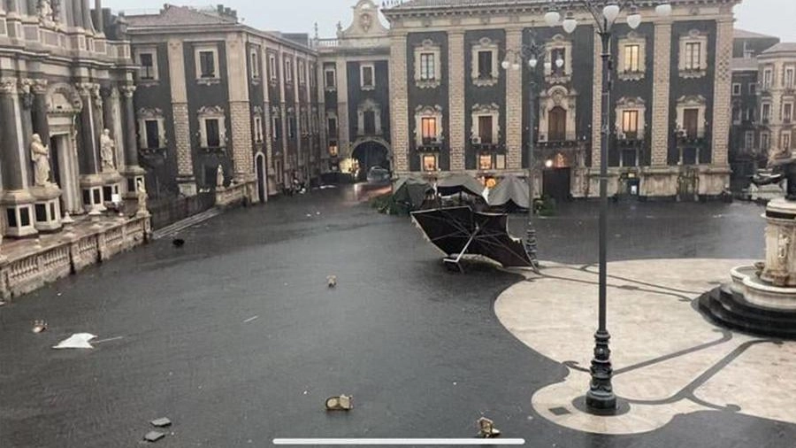 I danni del tornado al centro di Catania (Ansa)