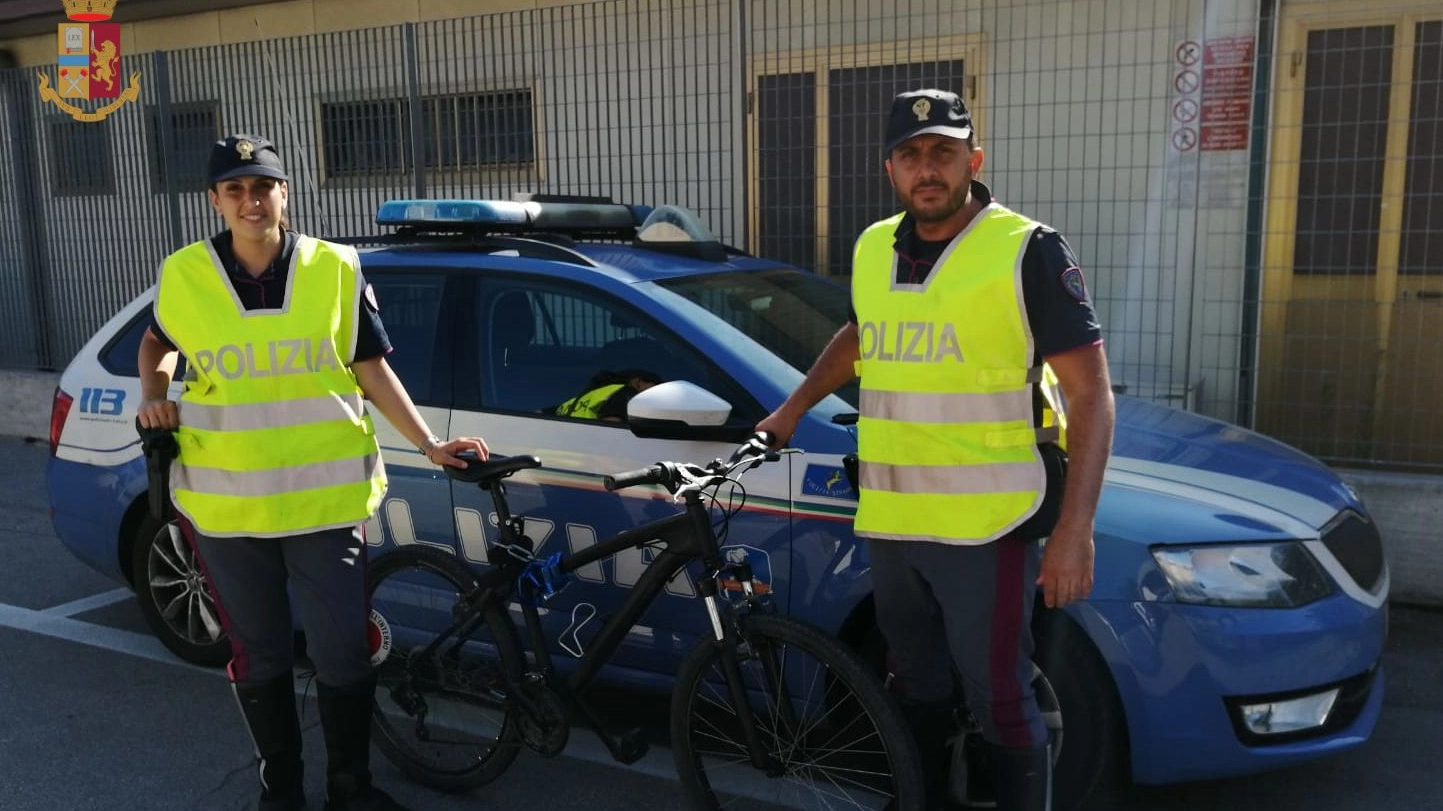 Gli agenti della Polizia Stradale con la mountain bike sequestrata