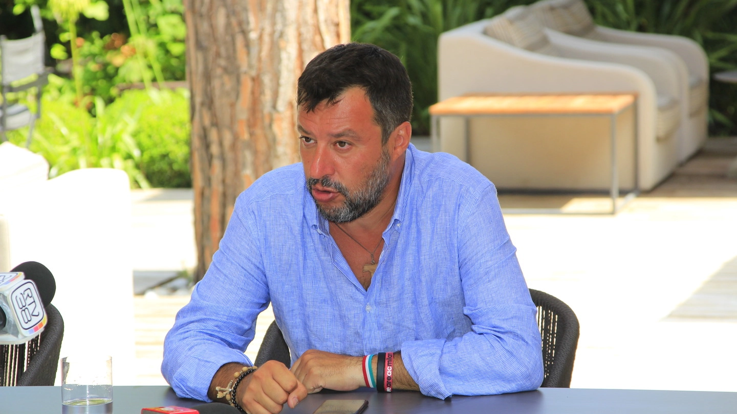 Salvini in conferenza stampa a Forte dei Marmi (foto Umicini)