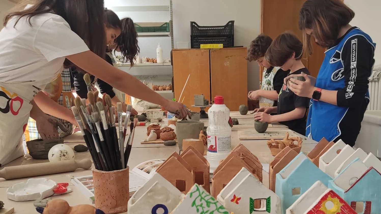 Mani nell’argilla, come una volta L’arte della ceramica tradizionale si apprende sui banchi delle medie Mani nell’argilla, come una volta L’arte della ceramica tradizionale si apprende sui banchi delle medie