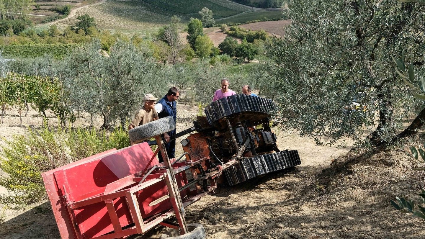 Il trattore che si è ribaltato a Ortimino (Fotocronache Germogli)