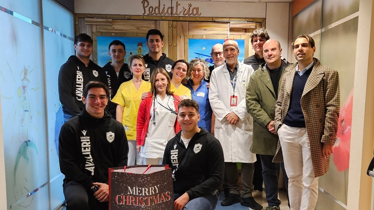 Una delegazione della squadra ha fatto visita ai bambini ricoverati all'ospedale pratese, portando loro doni e dolci natalizi