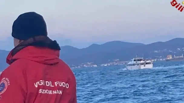 La motonave scortata dai Vigili del Fuoco La motonave scortata dai Vigili del Fuoco