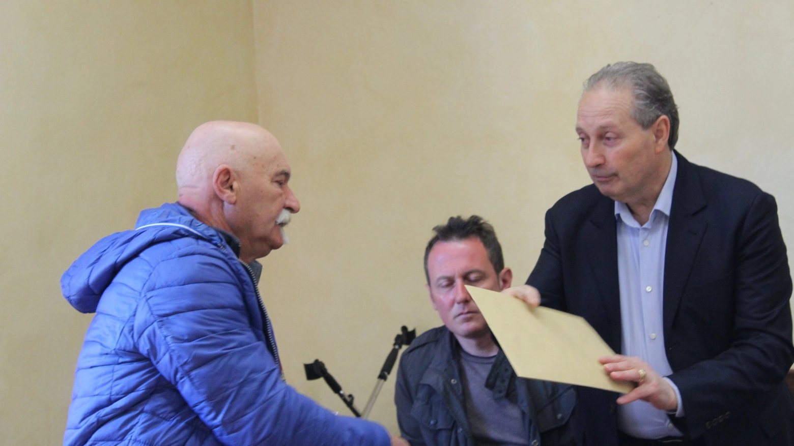 Il sindaco Romanelli consegna la somma in denaro ad Angiolo Baldi