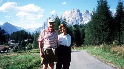 La foto, scattata qualche anno fa, ritrae Paolo e Marlene Fresco durante una vacanza in montagna, prima che la grave malattia degenerativa mettesse un freno alle energie della donna