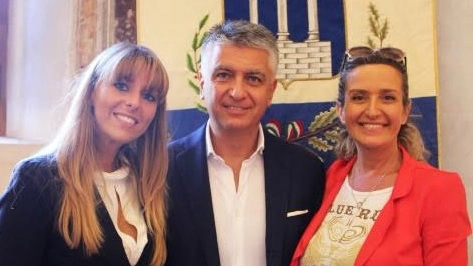 Il sindaco Mallegni in mezzo a Francesca Bresciani (a sinistra) e Mimma Briganti